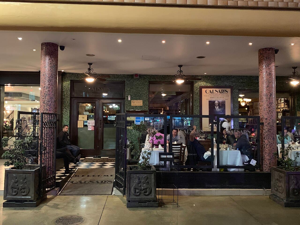 Fachada del restaurante Caesar's en Avenida Revolución