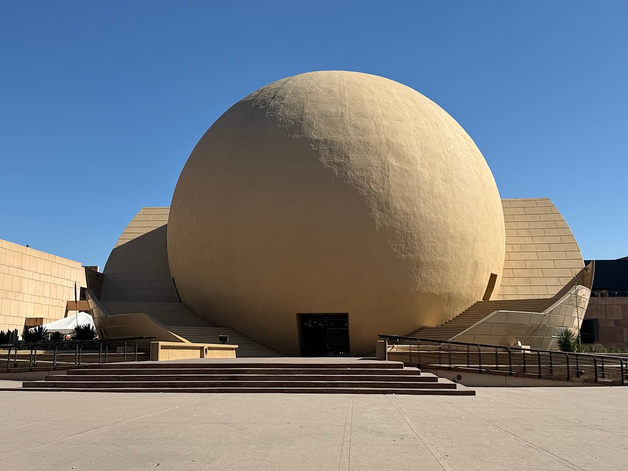 La esfera del Centro Cultural Tijuana (CECUT)